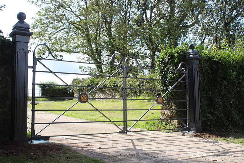 Heulwen estate gates